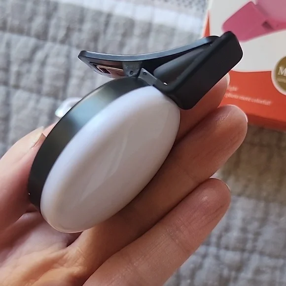 Free With Purchase Selfie Clip On Light - Picture 5 of 7